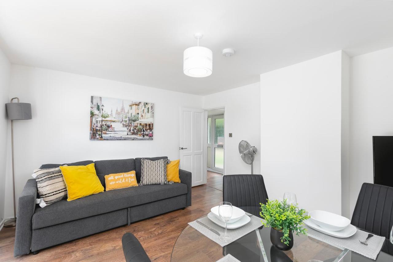 Skyvillion - Stevenage Spacious Comfy 2Bed House With Garden, Free Wifi & Parking Exterior photo